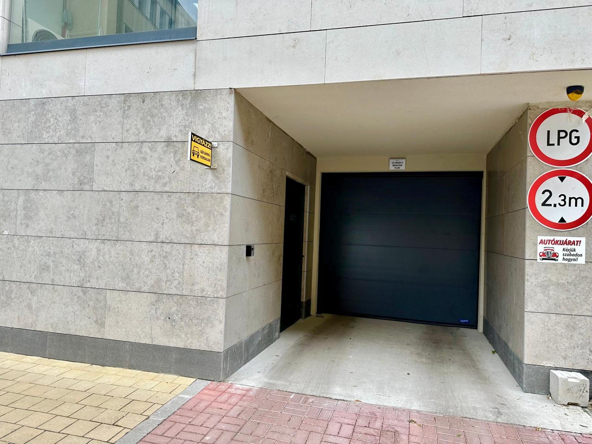 River Passage Garage/ac/balcony Boedapest
